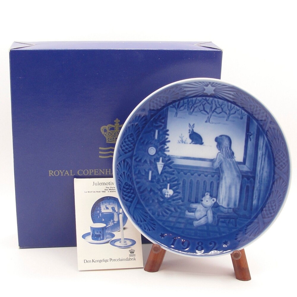 Royal Copenhagen 1982 Christmas Plate Waiting for Christmas Box Pamphlet